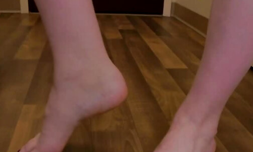 Manicured amateur tgirl flexing toes