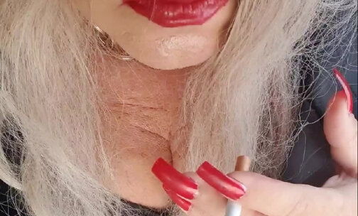 red lipstic smoing
