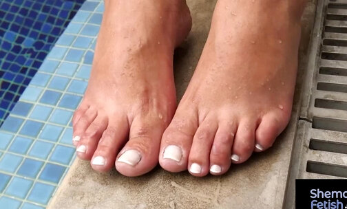 Ingrid Guimaraes shows off her sexy feet by the pool
