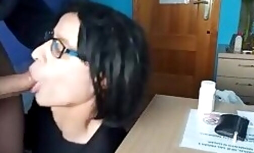 Vicenta haciendo una mamada a su novio en directo por la web Cam4