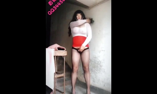Thai Ladyboy in Publish Flashing her dick and Masturbat