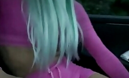 Showing off in public and rubbing her clitty in the car